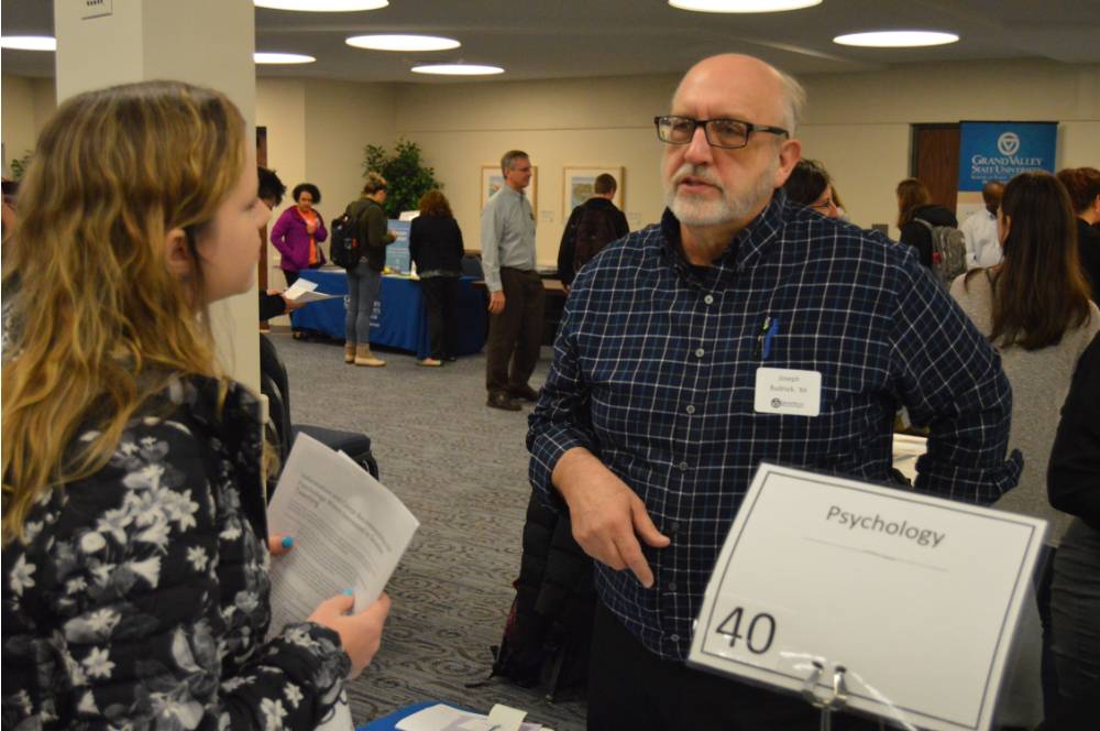 Faculty talking to a student about Psychology at the Academic Major Fair